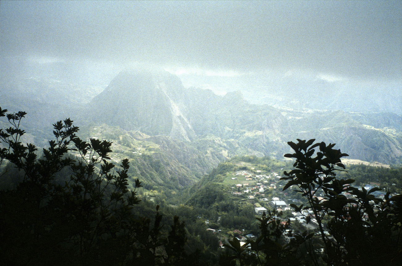 reu96_080 piton d'enchaing.jpg - Cirque de Salazie, nov-96 Piton d'Enchaing Le piton émerge du centre du cirque, à peine visible dans la brume  Elite Chrome 100